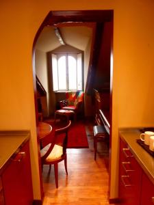 トリノにあるSanti apartment in the heart of Turinのキッチン、リビングルーム(テーブル、椅子付)