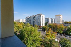 - une vue sur une ville avec de grands bâtiments et des arbres dans l'établissement Golden Glow Hideaway, à Bucarest