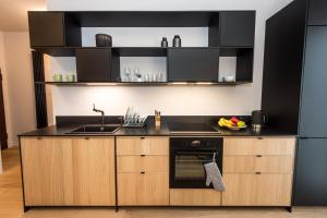 una cocina con fregadero y encimera en Super-Apartamenty Presidential Suite, en Poznan