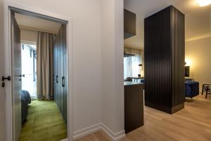 Una habitación con un pasillo con un dormitorio y una sala de estar. en Super-Apartamenty Presidential Suite, en Poznan