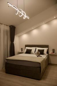 ein Schlafzimmer mit einem großen Bett und einem Kronleuchter in der Unterkunft Studio Andrea in Dubrovnik