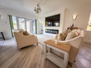 Μια τηλεόραση ή/και κέντρο ψυχαγωγίας στο Oceanfront 4BR Beach Retreat