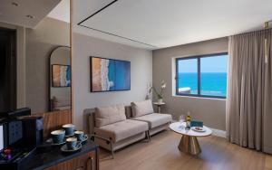 内坦亚Seanergy Boutique & Spa Hotel的带沙发和桌子的客厅