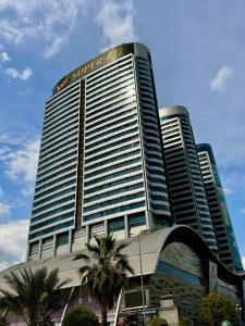 een groot gebouw met een bord erop bij Luxury 3-Bedroom Apartment at Centaurus City View in Islamabad