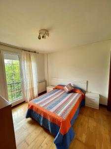 Postel nebo postele na pokoji v ubytování Chalet adosado con amplio jardín