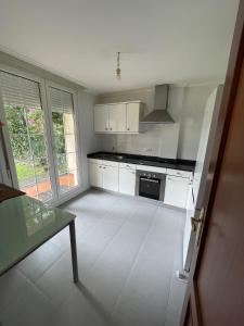Kuchyň nebo kuchyňský kout v ubytování Chalet adosado con amplio jardín