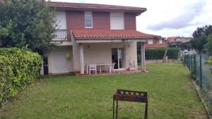 a house with a yard with a table in it at Chalet adosado con amplio jardín in Cubas