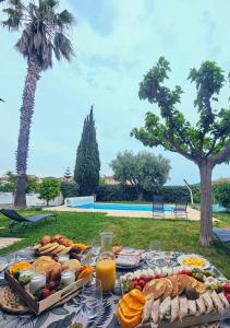 una mesa llena de comida y bebidas en una mesa en Entre plage et vignobles Maison trois chambres, en Saint-Cyr-sur-Mer