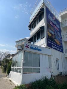 een gebouw met een bord aan de zijkant bij iskele rum butik otel in Tekirdag