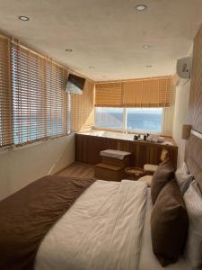 een slaapkamer met een groot bed en een raam bij iskele rum butik otel in Tekirdag +3 foto's