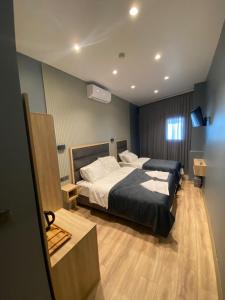 een slaapkamer met een bed en een televisie. bij iskele rum butik otel in Tekirdag