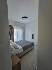 a bedroom with a bed and a large window at été 1 in Kardamaina +4 photos