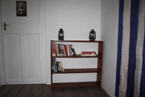 a book shelf with books on it next to a door at Papkuilsvlei Selfsorg Plaashuis in Muishondfontein