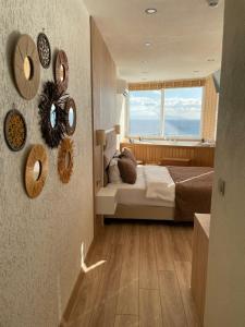 een slaapkamer met een bed en spiegels aan de muur bij iskele rum butik otel in Tekirdag