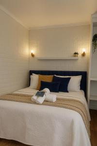 una camera da letto con un letto grande con asciugamani sopra di Suites Essepê! Expo center norte, Anhembi, Rodoviaria Tiete, Templo Salomao e Vautier a San Paolo