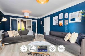 Posezení v ubytování Spacious 4BDR House By Homebird Property Management Short Lets & Serviced Accommodation Leeds With Private Parking & Large Garden