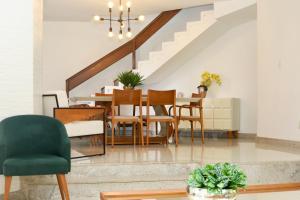 una sala da pranzo con tavolo e sedie di Beach house in the heart of Atalaia - Casa de praia no coração de Atalaia ad Aracaju