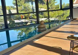 乌尔齐尼Appartment Do and Pool的从房子里可欣赏到游泳池的景色