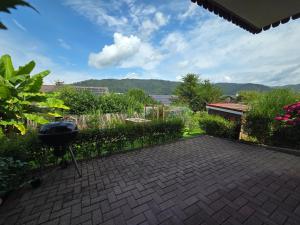 - un barbecue dans un jardin avec une clôture dans l'établissement Sandhaasenblick, à Haslach im Kinzigtal