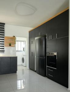 Η κουζίνα ή μικρή κουζίνα στο Amazing penthouse in the heart of Horev center BY MadrigalRentals