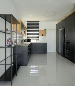 Η κουζίνα ή μικρή κουζίνα στο Amazing penthouse in the heart of Horev center BY MadrigalRentals +7 φωτογραφίες