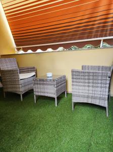 two wicker chairs and a table with a roof at Mar&Mar in Alghero +15 photos