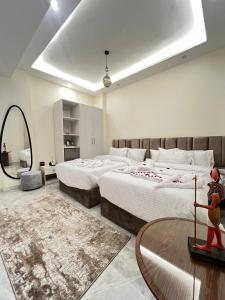 Un dormitorio con una cama grande y una mesa redonda. en Khufu's Pyramids Inn, en El Cairo 58 fotos más