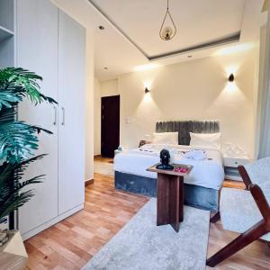 un dormitorio con una cama y una mesa en Khufu's Pyramids Inn, en El Cairo