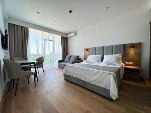 Meloso في كوبوليتي: غرفة نوم بها سرير وطاولة وكراسي