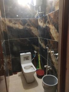 Ένα μπάνιο στο Maa yatri niwas home stay