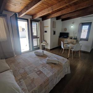 Ένα ή περισσότερα κρεβάτια σε δωμάτιο στο Cecilia's House Cagliari Centro