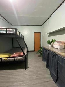 Postel nebo postele na pokoji v ubytování Frogman inn