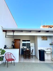 una cucina e una sala da pranzo con tavolo e sedie di Casa do Cerrado a Ribas do Rio Pardo