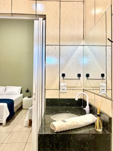 bagno con lavandino e letto di Casa do Cerrado a Ribas do Rio Pardo
