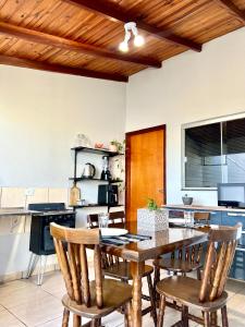 una cucina e una sala da pranzo con tavolo e sedie in legno di Casa do Cerrado a Ribas do Rio Pardo