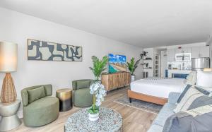 默特尔比奇Breathtaking Luxury Beach Escape with Oceanfront Views-Landmark 731的一间带床的卧室和一间客厅 更多57张照片