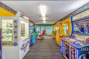 默特尔比奇Breathtaking Luxury Beach Escape with Oceanfront Views-Landmark 731的一间充满了街机游戏的房间