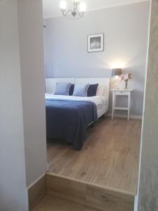 Ένα ή περισσότερα κρεβάτια σε δωμάτιο στο Leśne Apartamenty