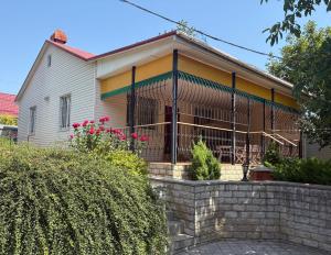 敖德萨Дом у моря的有栅栏的房子