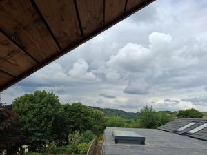 una panchina sul tetto di una casa di The Old Milking Barn Loft a Tiverton