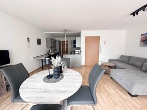 un soggiorno con un tavolo e un divano di Gartenloge Messkirch a Messkirch