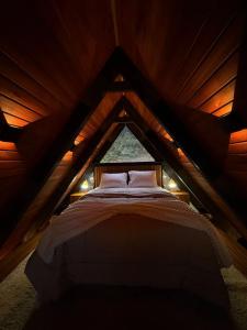 a bedroom with a bed in a wooden tent at Cabanas de Zorzi Refúgio na Natureza perto de Floripa in Santo Amaro da Imperatriz +65 photos