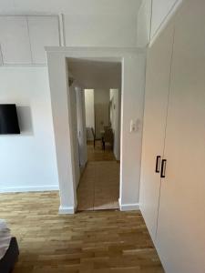 een lege kamer met een hal die leidt naar een woonkamer bij Meraki Inn in Mirina +10 foto's