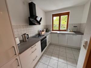 Kuchyň nebo kuchyňský kout v ubytování ruhige, zentrale Gartenwohnung mit Tiefgarage + 4 fotografie