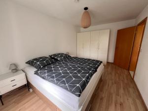 Postel nebo postele na pokoji v ubytování ruhige, zentrale Gartenwohnung mit Tiefgarage