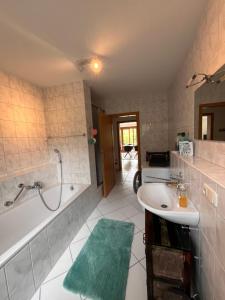 Koupelna v ubytování ruhige, zentrale Gartenwohnung mit Tiefgarage