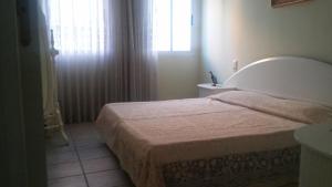 カラフェルにあるPasseig Maritim Apartmentの小さなベッドルーム(ベッド1台、窓付)
