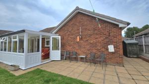 een huis met een kas en een terras bij Herne Bay - House - Sleeps 7 - Parking in Herne Bay