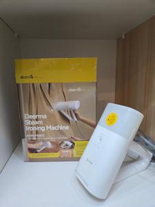 un nintendo avec contrôleur de jeu à côté d'une boîte dans l'établissement Cozy place near pavilion mall and Sm starosa, à Biñan 4 autres photos