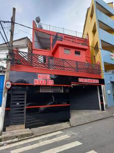un bâtiment rouge avec un panneau Motormo Bits dessus dans l'établissement Hotel novo bis, à São Paulo